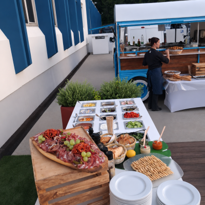 Cocktail d'entreprise avec bar à salade, atelier Lobster Roll et food truck par Azur Traiteur Events